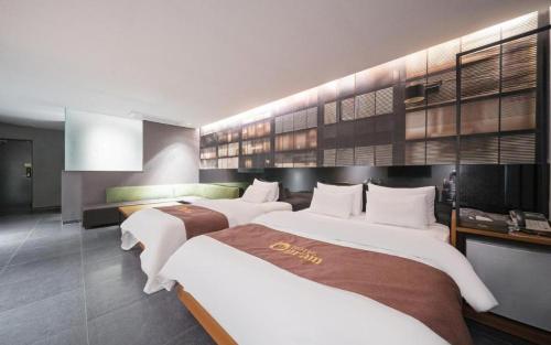 Katil atau katil-katil dalam bilik di Gram Hotel