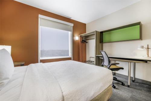 Televisyen dan/atau pusat hiburan di Home2 Suites By Hilton Aurora Medical Center Denver