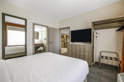 Katil atau katil-katil dalam bilik di Home2 Suites By Hilton Aurora Medical Center Denver