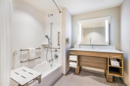 Bilik mandi di Home2 Suites By Hilton Aurora Medical Center Denver