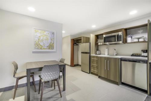 Dapur atau dapur kecil di Home2 Suites By Hilton Aurora Medical Center Denver
