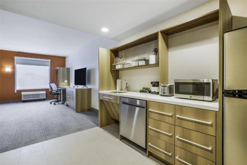 Dapur atau dapur kecil di Home2 Suites By Hilton Aurora Medical Center Denver