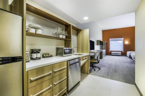 Dapur atau dapur kecil di Home2 Suites By Hilton Aurora Medical Center Denver
