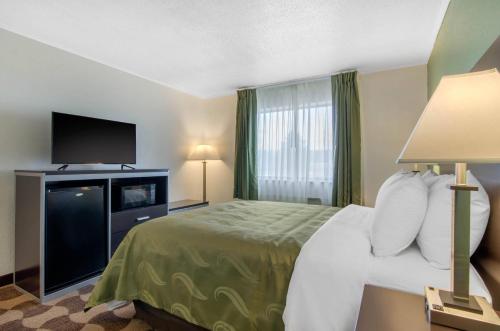 Ένα ή περισσότερα κρεβάτια σε δωμάτιο στο Quality Inn