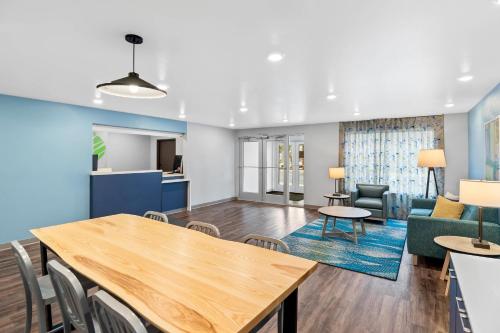 a living room with a table and chairs at WoodSpring Suites Richmond Airport in Henrico