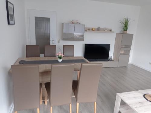 a kitchen and dining room with a table and chairs at Work and Stay Plettenberg 6 Betten Dusche Küche Balkon Garten in Plettenberg