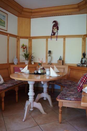 キルヒェンシッテンバッハにあるHotel-Landpension Postwirtのダイニングルーム(木製テーブル、ベンチ付)