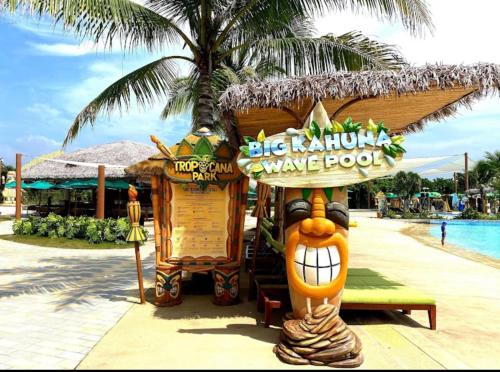 a sign for a wave pool at a resort at Biệt Thự Hồ Tràm 3636 in Ấp Thanh Bình