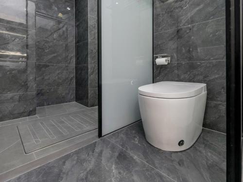 a bathroom with a toilet and a shower at 成都锦禧悦庭酒店宽窄巷子店 in Chengdu