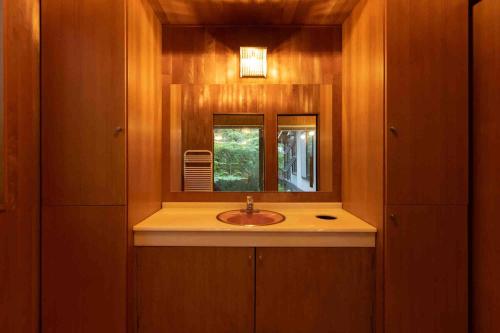 a bathroom with a sink and a mirror at KIZUKI 子供の記憶にいつまでも思い出が残る場所 虫も天気も気にせず屋内bbq 遊具 大浴場 in Nasu
