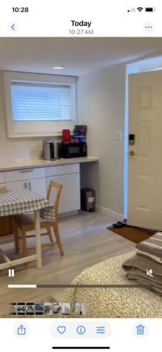 Кухня или мини-кухня в vancouver heart location independent suites
