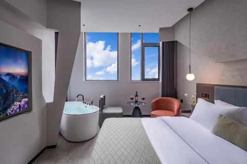 Jinghong City Jimu River View Hotelにあるベッド
