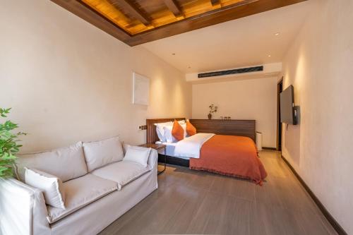 Ein Bett oder Betten in einem Zimmer der Unterkunft Lijiang Jingshanyuan Meisu