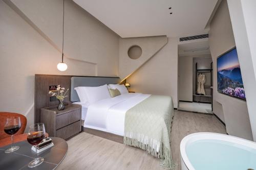 Jinghong City Jimu River View Hotelにあるベッド