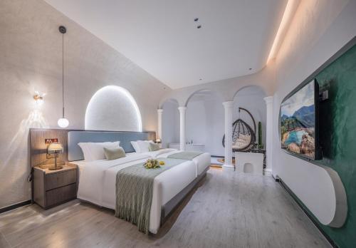 Jinghong City Jimu River View Hotelにあるベッド