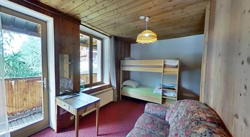 a small room with a bed and a desk at CASA-Salon Bocca di Rosa suite pour 6 personnes in Molines-en-Queyras