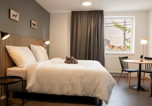 N12 Bright and cozy apartment with AC and parking