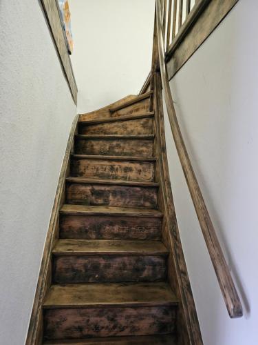 a stairway with wooden steps in a building at Ferienwohnung Monteurwohnung Bad Vilbel in Bad Vilbel