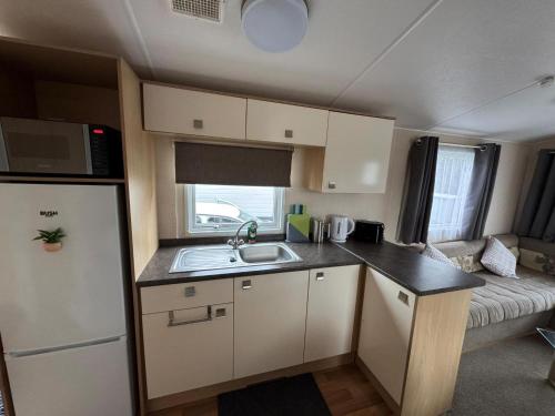Kuchyň nebo kuchyňský kout v ubytování Lovely 6 Berth Caravan With Wifi At Pakefield, Suffolk 68119Bs