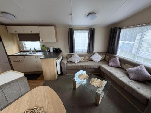 Η κουζίνα ή μικρή κουζίνα στο Lovely 6 Berth Caravan With Wifi At Pakefield, Suffolk 68119Bs