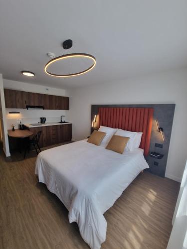 Ένα ή περισσότερα κρεβάτια σε δωμάτιο στο Nehô Suites Saint Jean de Maurienne