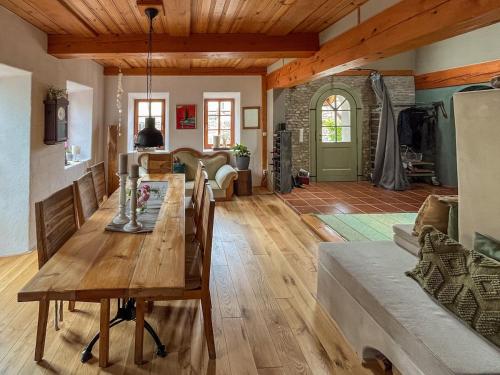 Et tv og/eller underholdning på Stilvolle Landhausidylle mit Garten & Sauna