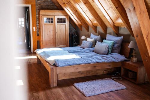 En eller flere senge i et værelse på Stilvolle Landhausidylle mit Garten & Sauna