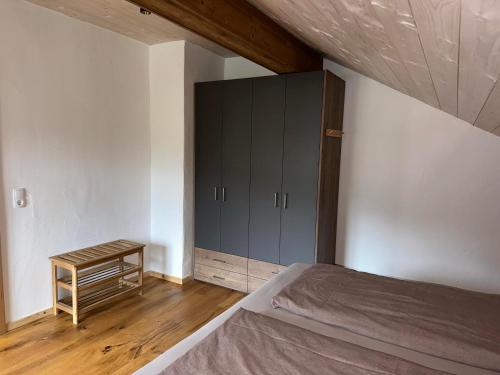 VorderhornbachにあるHaus Lechtalのベッドルーム1室(大型ベッド1台、キャビネット付)