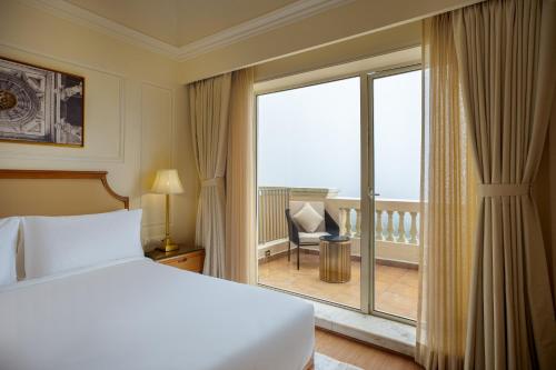 Un pat sau paturi într-o cameră la Radisson Resort Mount Abu