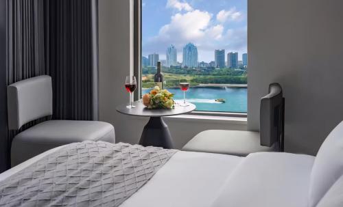 Jinghong City Jimu River View Hotelにあるベッド