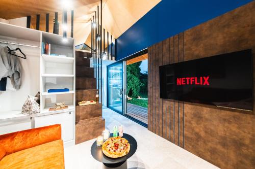 Makanan di atau berdekatan apartmen
