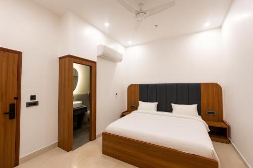 a bedroom with a bed and a bathroom with a sink at The Metrostay Opposite New Delhi Railway Station, Above Metro, 20 Mins From IGI Airport in New Delhi