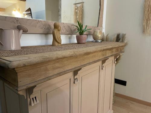 a wooden counter top in a kitchen with a mirror at Petit cocon à 5 min du château de Sedan in Sedan