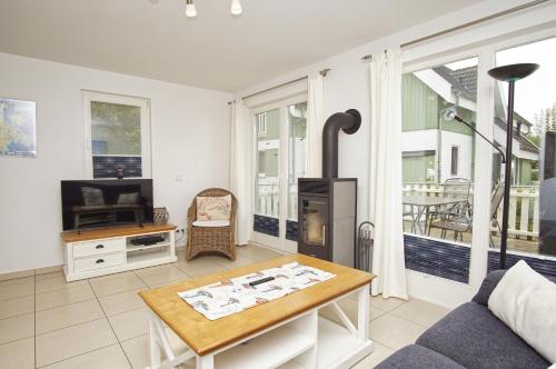 Televisyen dan/atau pusat hiburan di Ferienhaus Cumulus Haus - strandnah, Terrasse, Sauna