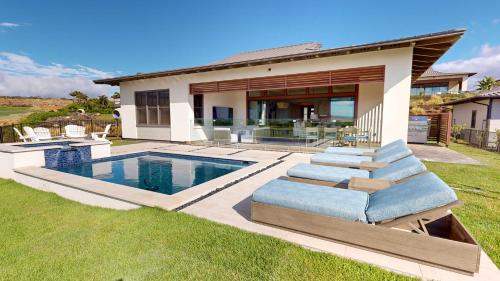 a house with a swimming pool in the yard at ❤PiH❤ Hale Moana Heated Private Pool Spa Detached Ohana Suite in Waimea