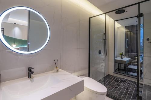 Jinghong City Jimu River View Hotelにあるバスルーム