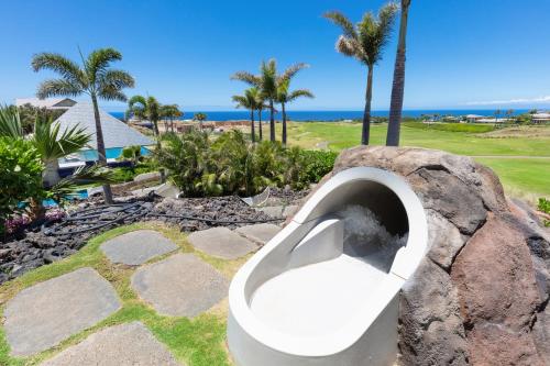 a toilet in a rock next to the ocean at ❤PiH❤ Hale Moana Heated Private Pool Spa Detached Ohana Suite in Waimea