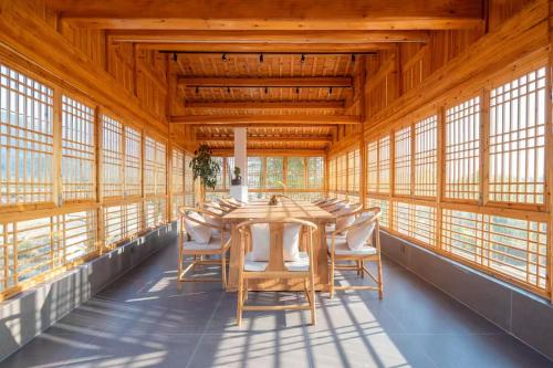 Huazhushe Jiuhuashan Suli Zhuyunjian B&Bにあるバルコニーまたはテラス