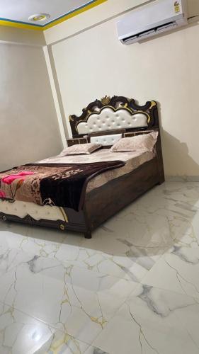 Una cama o camas en una habitación de shahi darbar 2