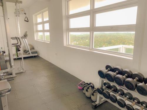 瓦特勒Masa Beach Front Apartment D12的健身房里摆放着一排哑铃，房间里还有一扇窗户。