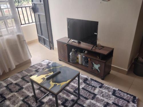 LibweziにあるDoeliam homesのリビングルーム(テレビ、コーヒーテーブル付)