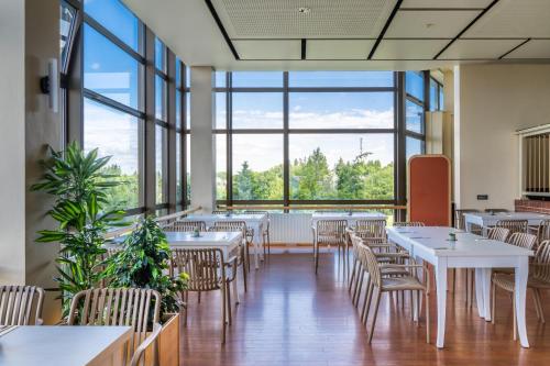 Ein Restaurant oder anderes Speiselokal in der Unterkunft IFA Schöneck Hotel & Ferienpark 