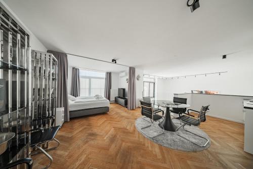 Una sala de estar con una mesa y una cama. en The Grand Penthouse, en Viena