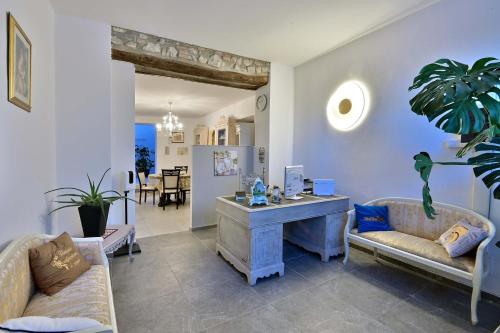 a living room with a desk and two couches at Ca' Rossa in Roe