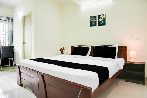 Ένα ή περισσότερα κρεβάτια σε δωμάτιο στο Super Collection O KR Puram Ayyappa Nagar Formerly Sunrise Arcade