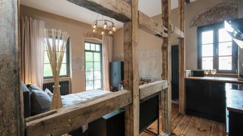 托尔高Altstadt Apartment in Torgau mit Balkon und Kunstgarten的厨房设有木墙、窗户和柜台