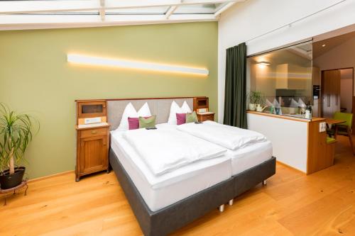a bedroom with a large white bed in a room at IBY-LEHRNER WEIN-GUT und WEIN-Träumerei in Horitschon