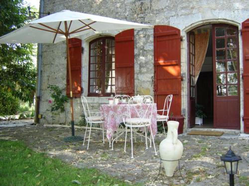 En restaurang eller annat matställe på Chambres d'Hôtes La Gentilhommière - Restaurant Etincelles