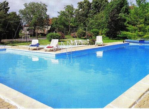 Piscine de l'établissement Chambres d'Hôtes La Gentilhommière - Restaurant Etincelles ou située à proximité