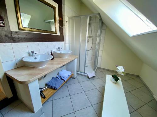 a bathroom with two sinks and a shower at Café Brumme - FeWo Melina in Obercunnersdorf